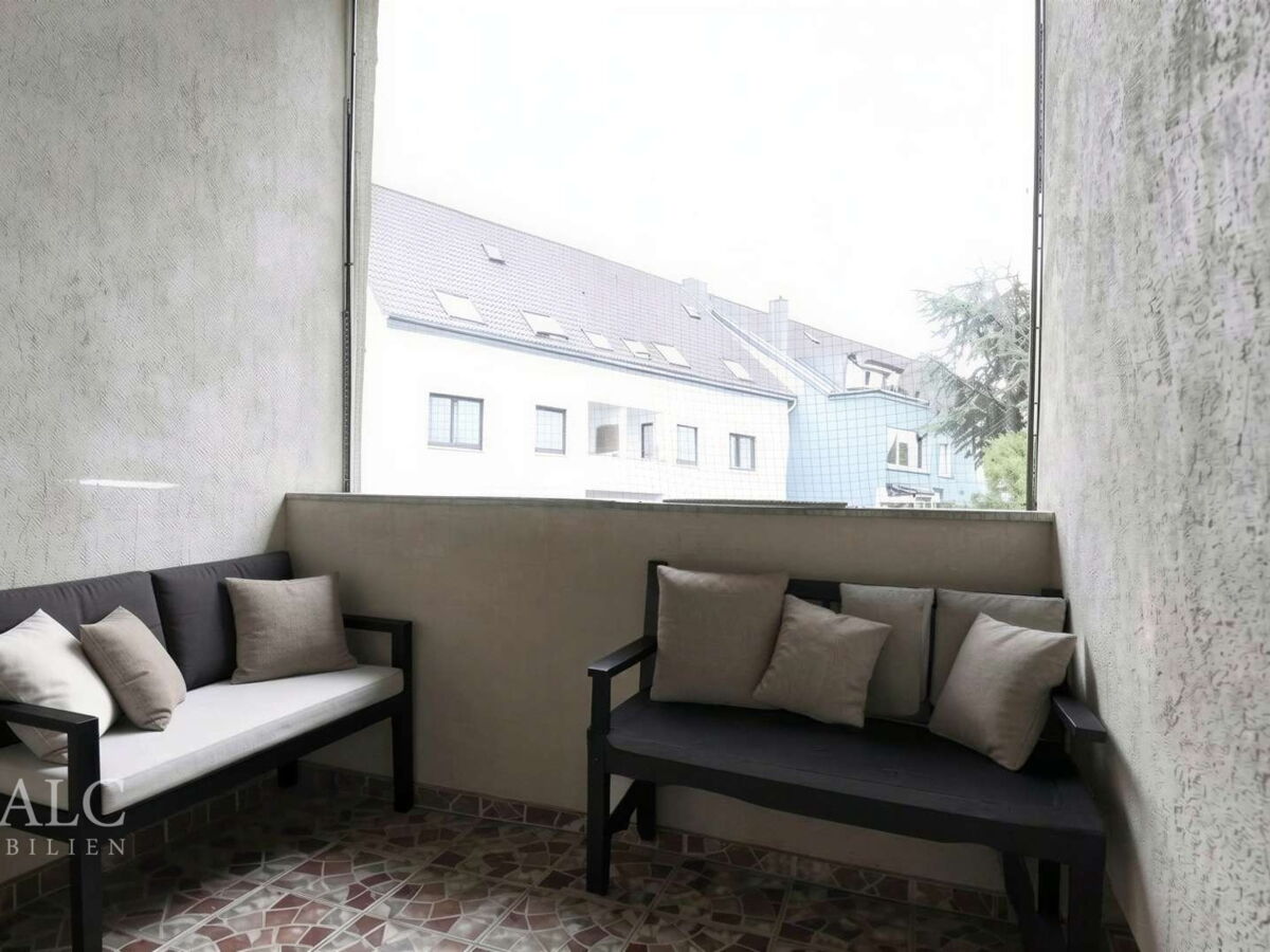 Balkon 1OG - (KI generiert)