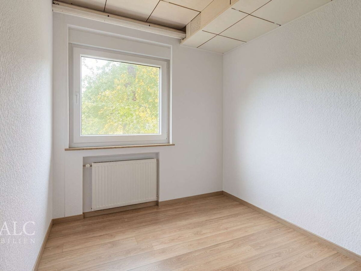 Arbeitszimmer - virtuell leer geräumt (KI-bearbeitet)