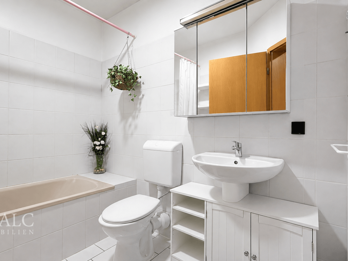 Helles, aufgeräumtes Badezimmer