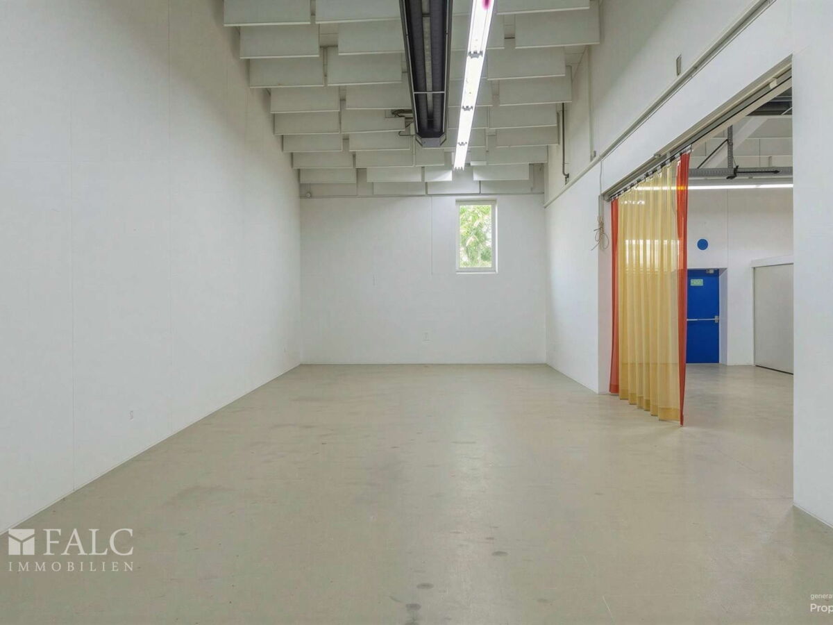 Halle Eingangsbereich geräumt - von KI