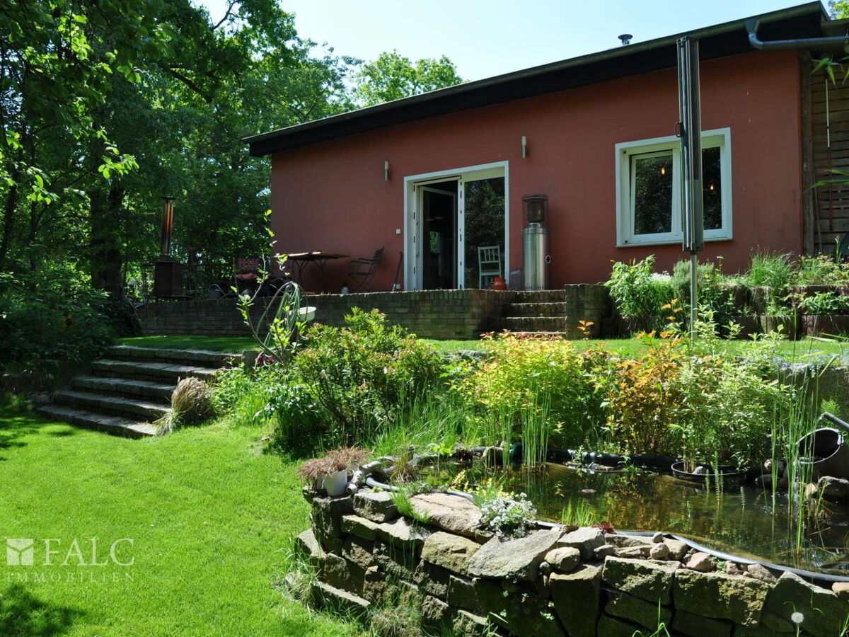 Außenansicht mit Garten
