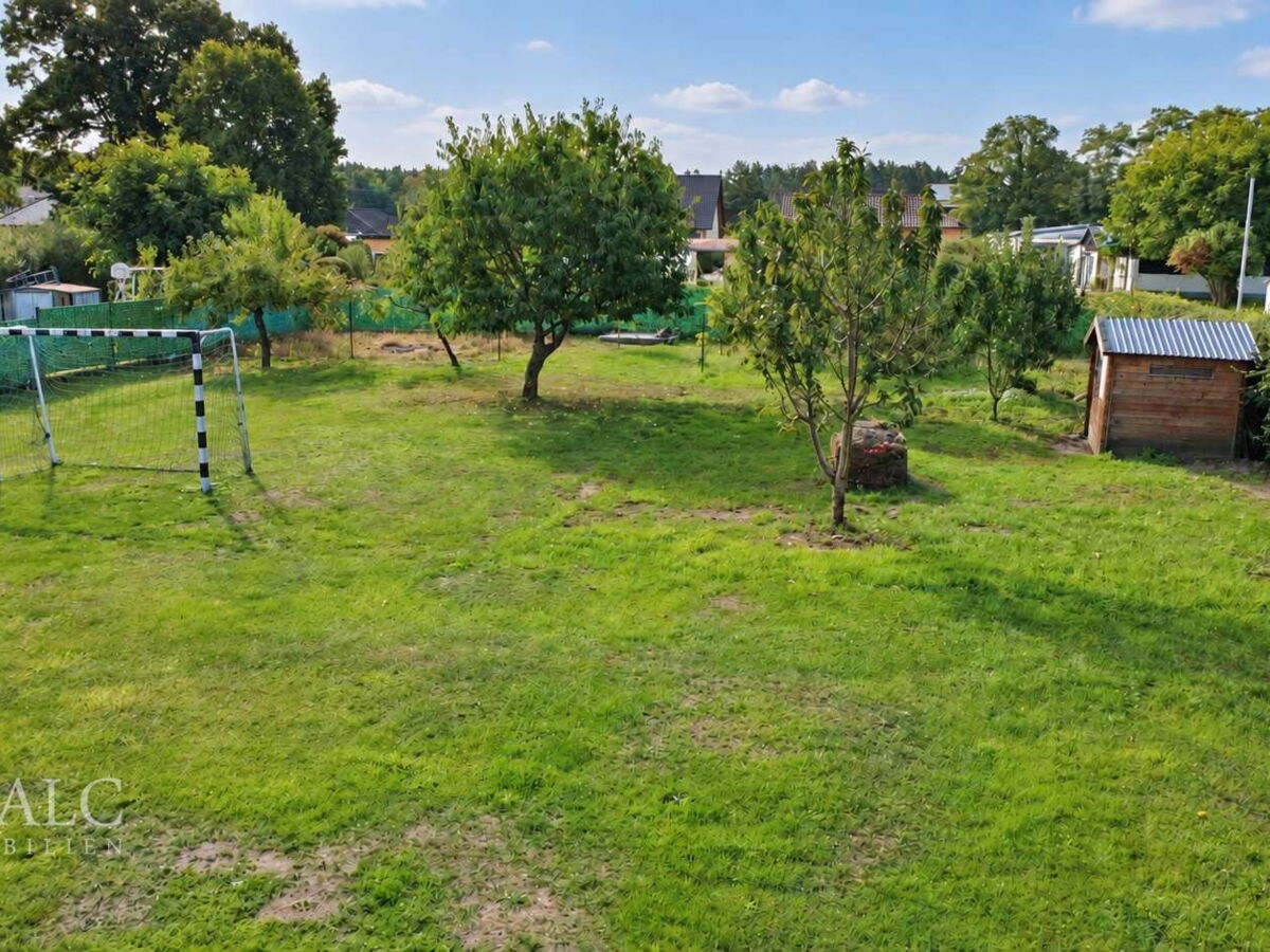 Rückwärtiger Garten mit Gartenhaus
