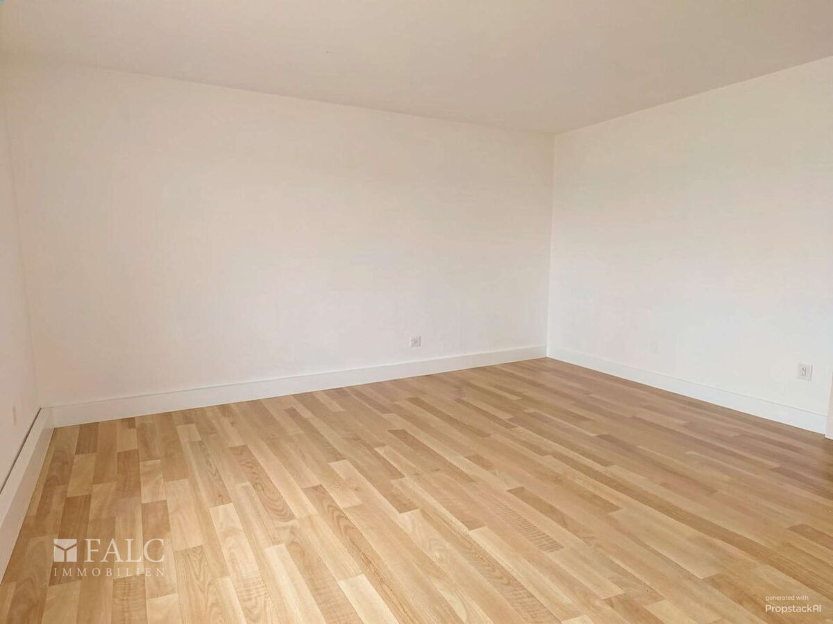 1. OG: Schlafzimmer-KI geleert