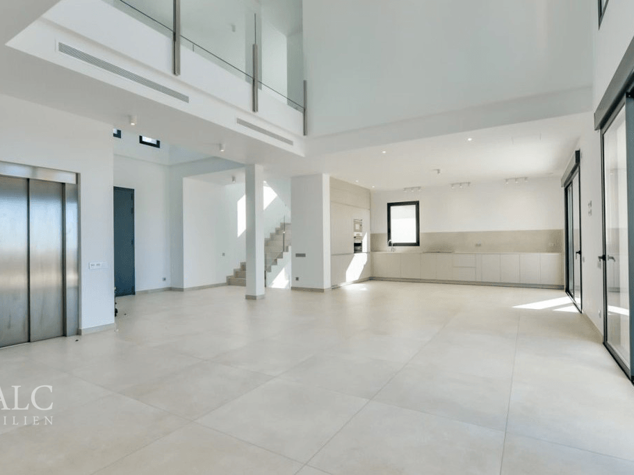 Offene Küche zum Wohnbereich / Open-plan kitchen connected to the living area / Cocina abierta al salón