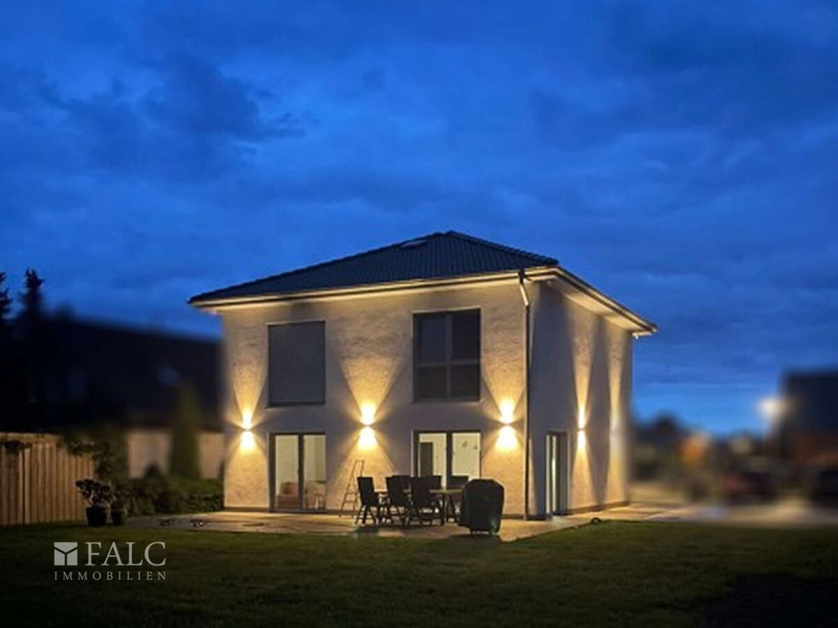 Hausansicht bei Nacht