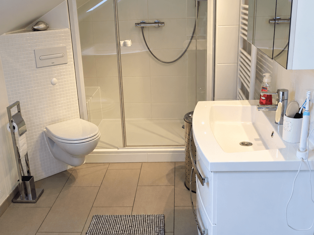 Modernes Dachbad mit Glasdusche und Waschtisch