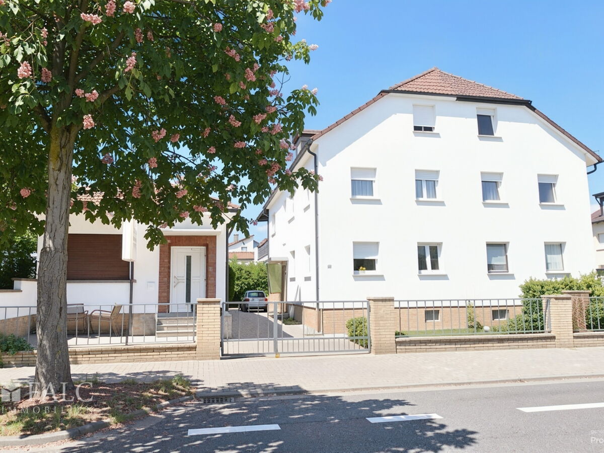 Gewerbe- + Wohnhaus - (KI generiert)