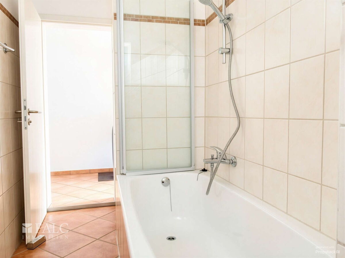 1. OG: Badezimmer, KI optimiert