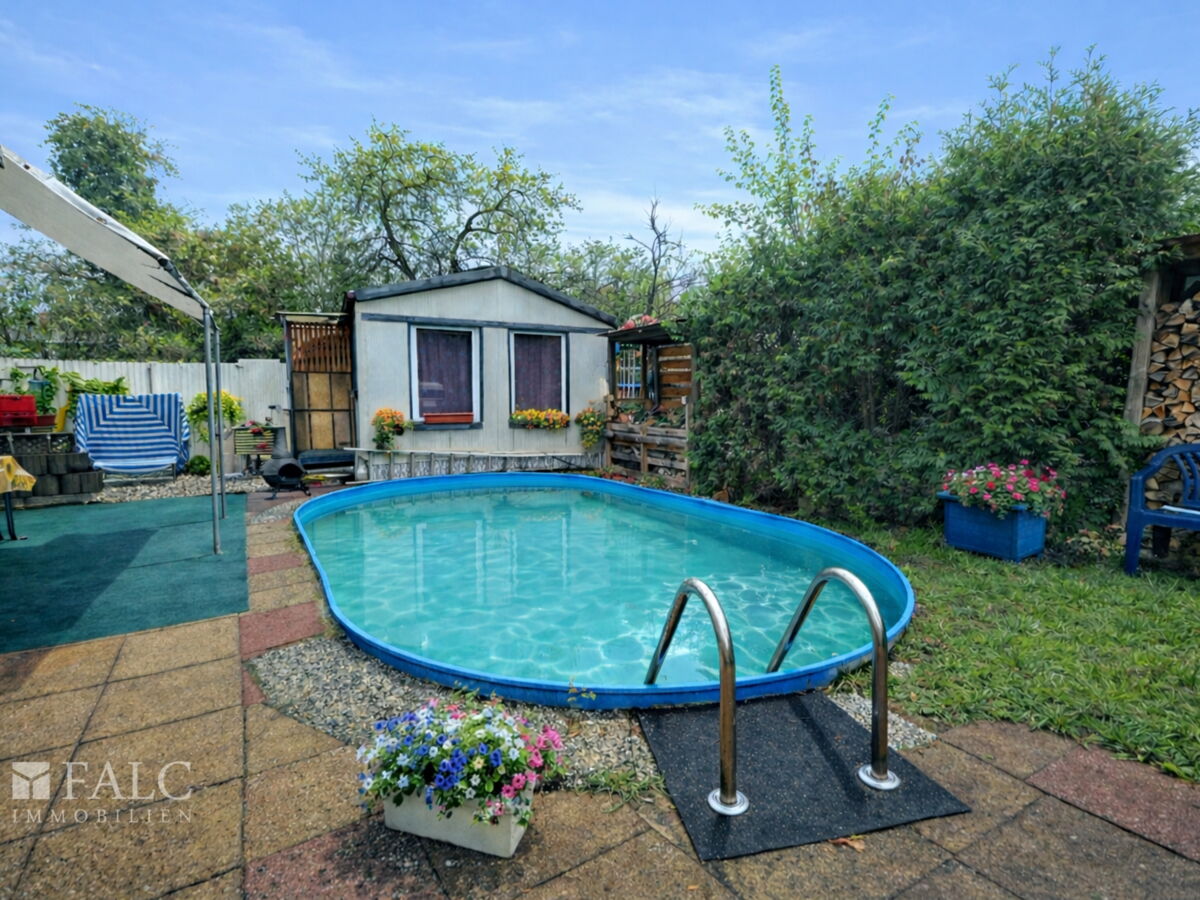 Pool mit Sommerlaube