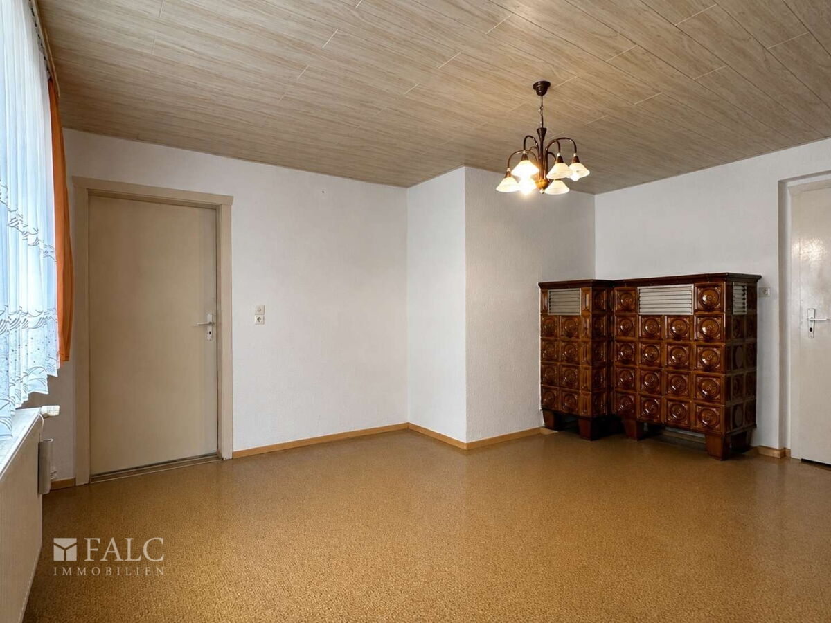 Wohnzimmer mit charaktervollem Kachelofen