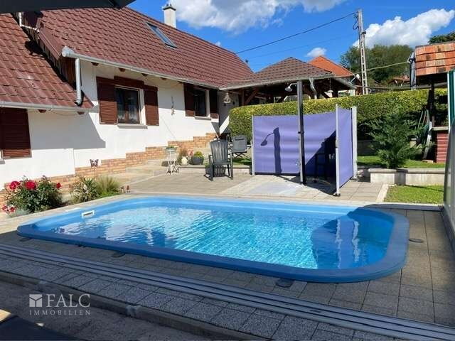 Pool und Terrasse