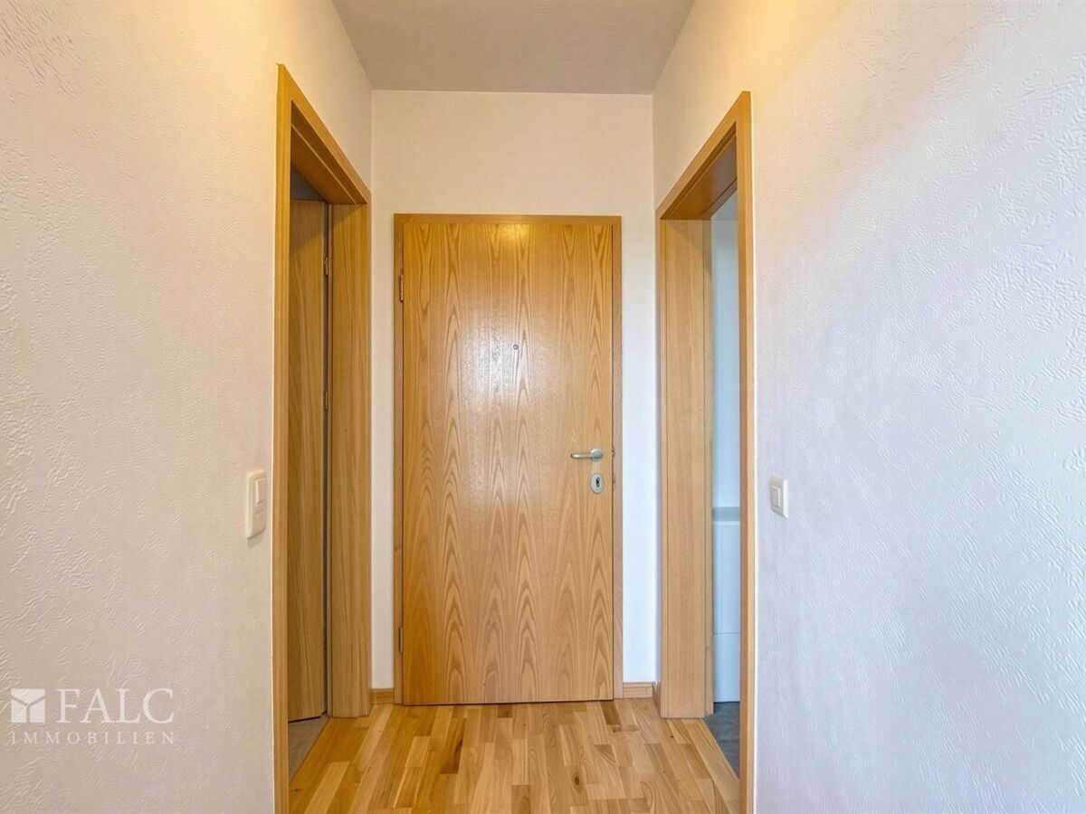 Wohnungsflur (KI-generiert, Raum geleert)