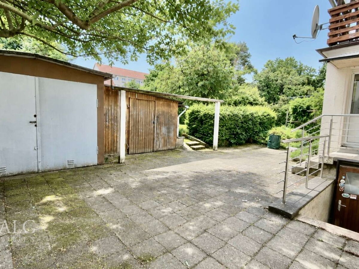 Blick auf Garage und Nebengelass 