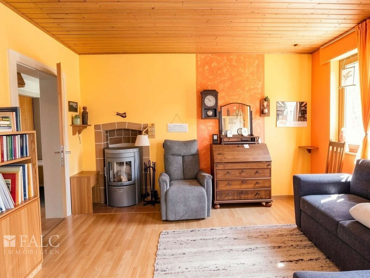 Wohnzimmer mit Holzkamin
