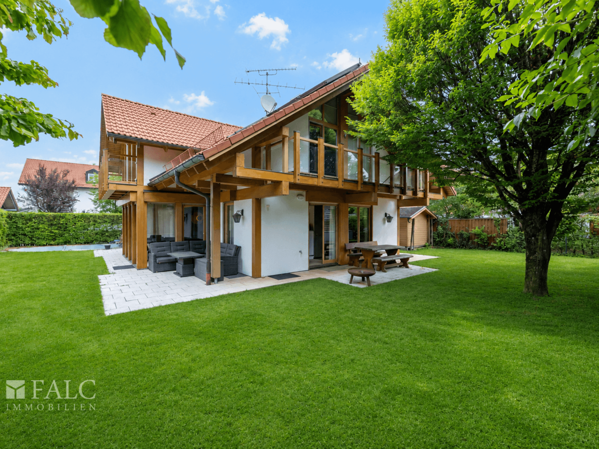 Gebäude mit Garten aus SüdWest KI-optimiert