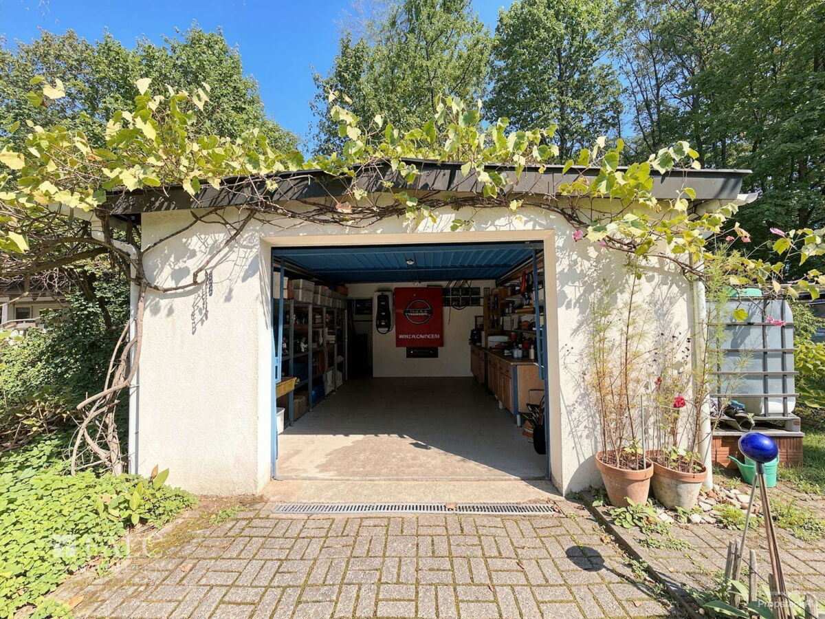 Garage - (KI generiert)