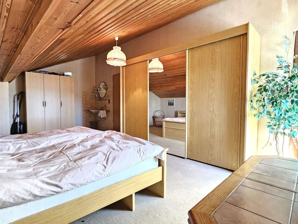 Schlafzimmer 2 OG - Zugang zum Balkon