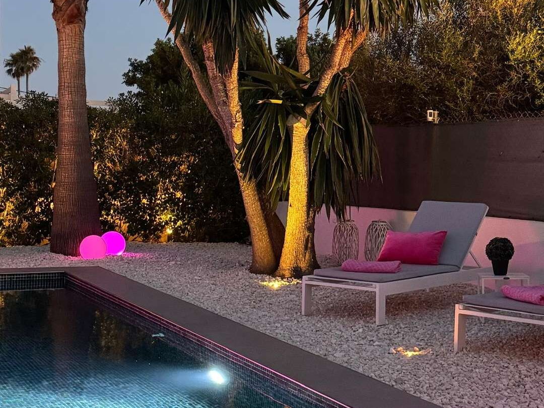 Poolbereich bei Nacht