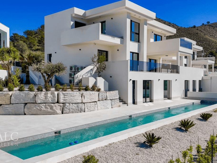 Drohnenaufnahme von außen der Villa / Exterior drone view of the villa / Vista exterior de la villa con dron