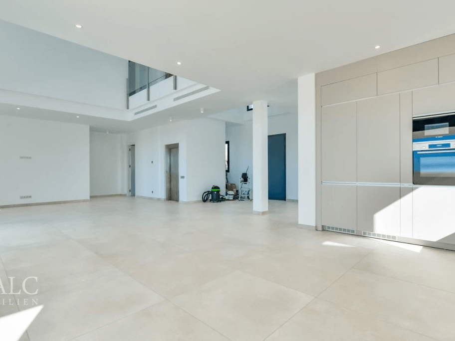 Offene Küche zum Wohnbereich / Open-plan kitchen connected to the living area / Cocina abierta al salón