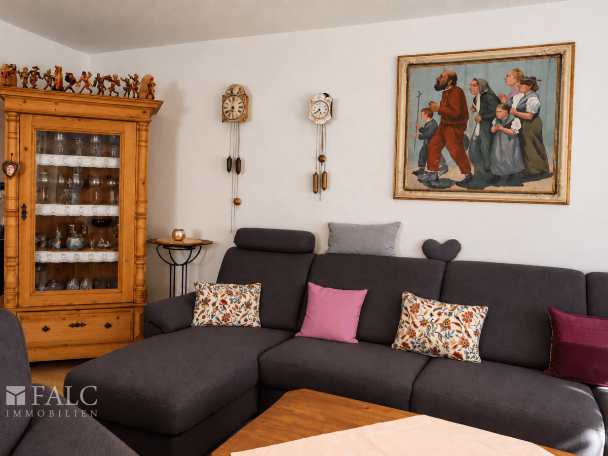  Wohnzimmer mit hochwertigen Weichholzmöbeln