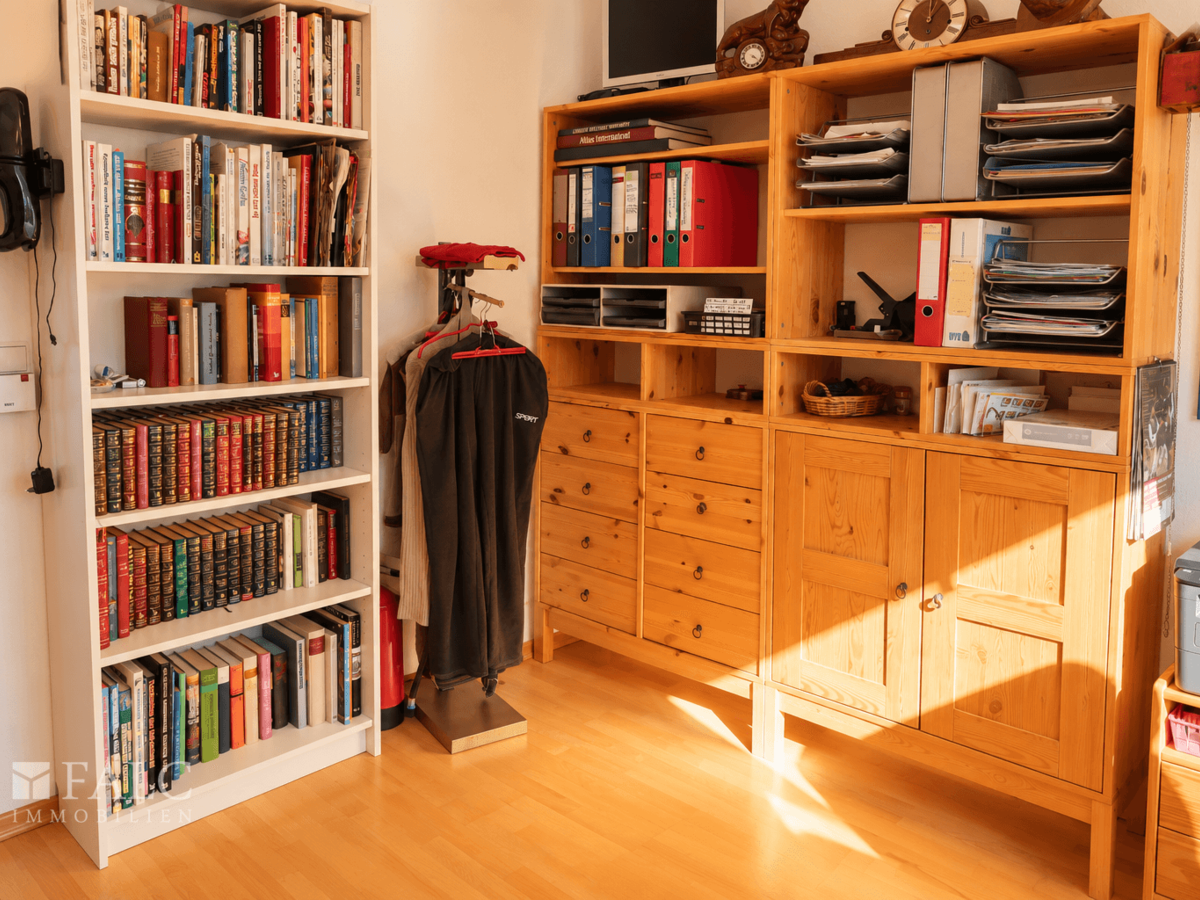 Arbeitszimmer mit viel Tageslicht