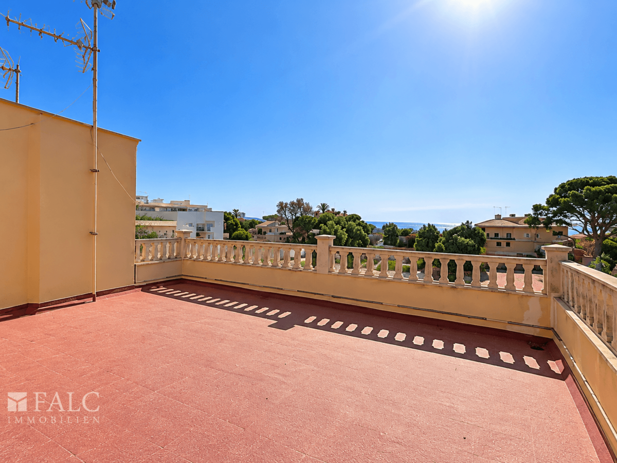 Sonnige Dachterrasse mit Meerblick