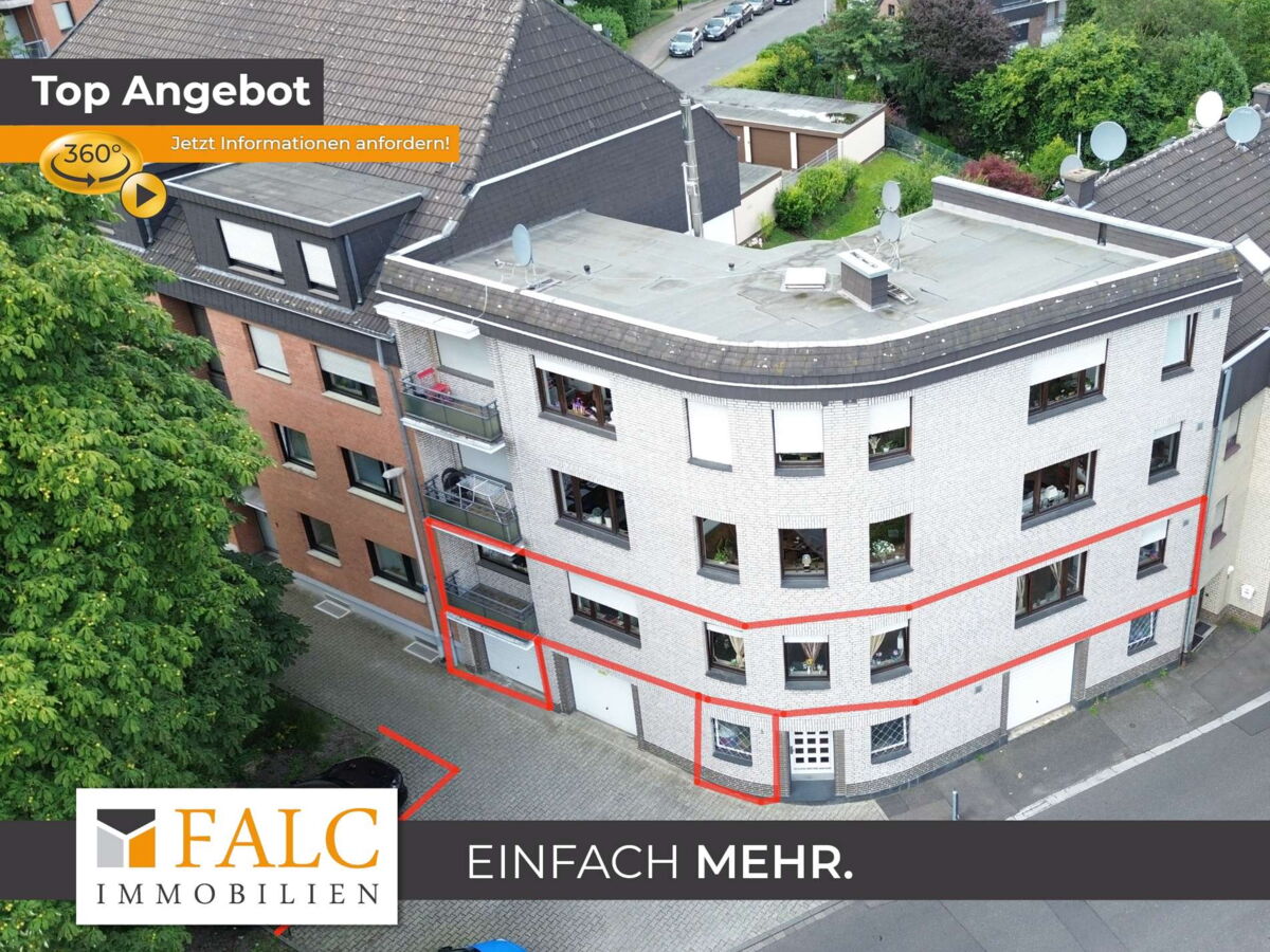 Hausansicht mit Garage u. Stellplatz
