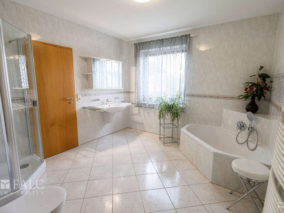 Badezimmer OG - (KI generiert)