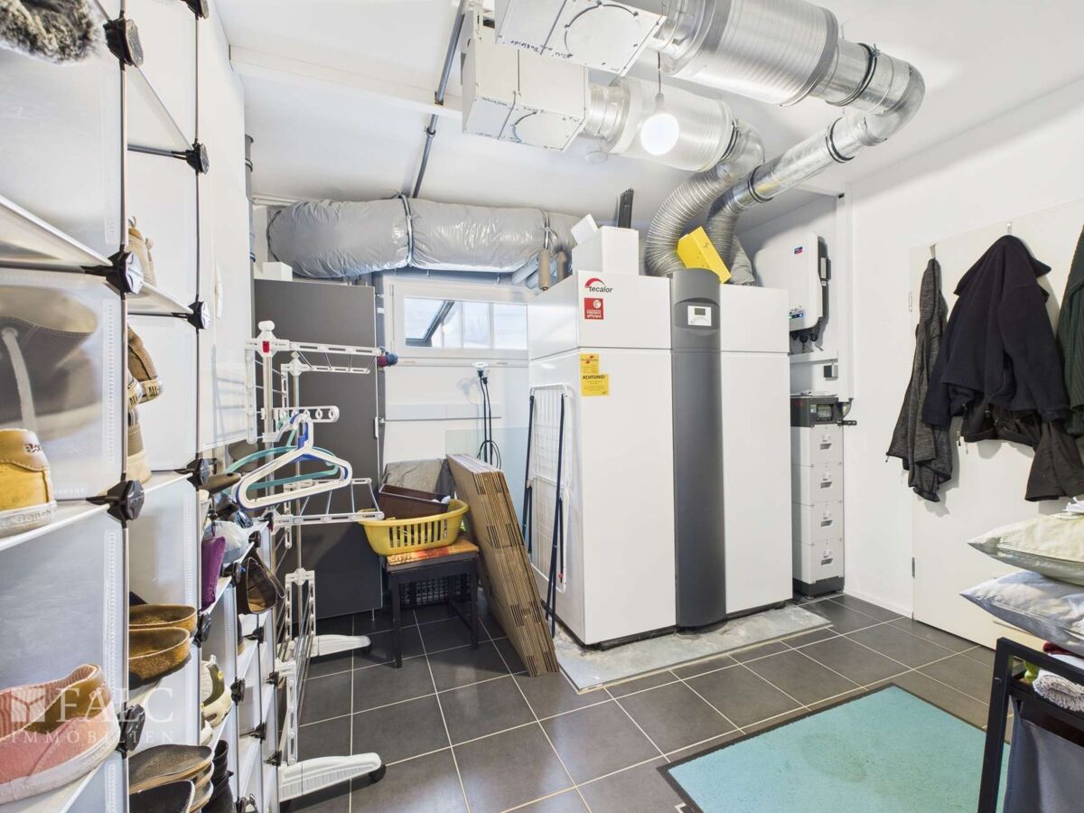 Haushaltsraum mit Wärmepumpe