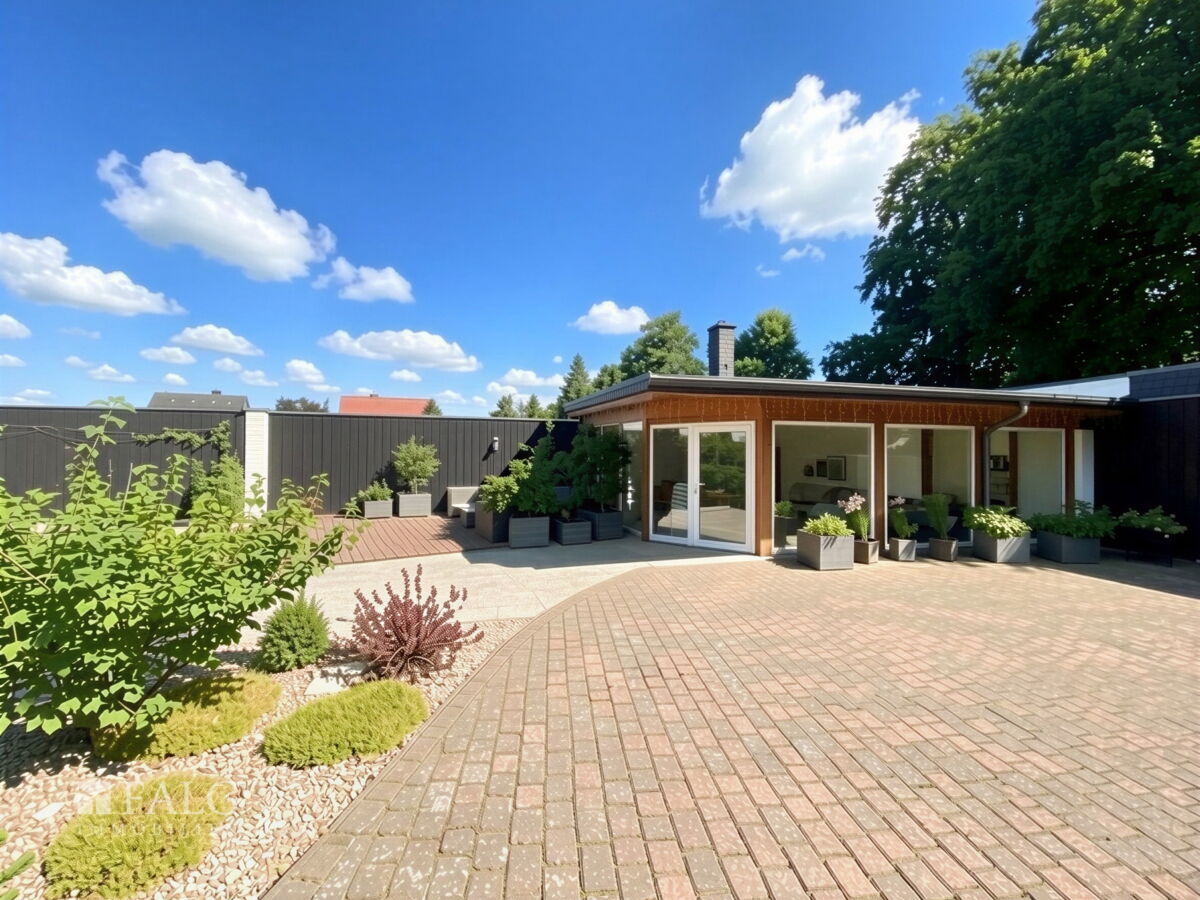 Terrasse und Poolhaus