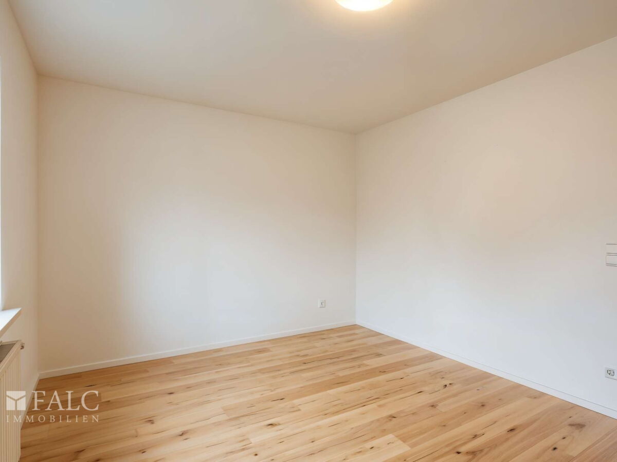 Zimmer 2 EG: Raumperspektive / Renovierungsvorschlag - (KI generiert)