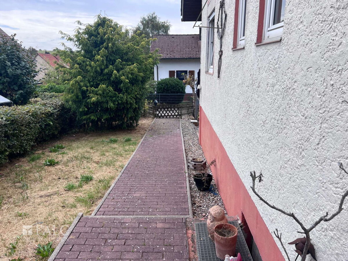 Außenansicht mit Gartenweg