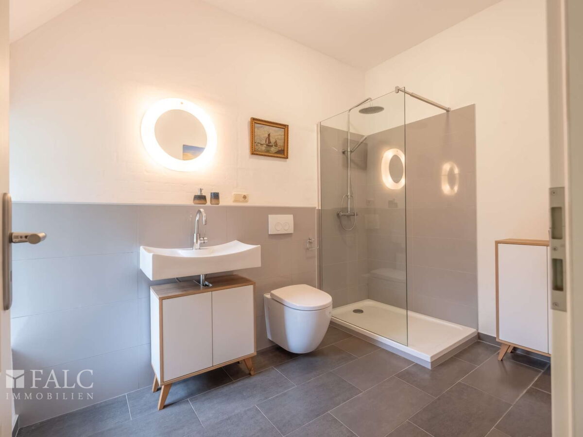 14. Badezimmer EG vorderer Wohnbereich