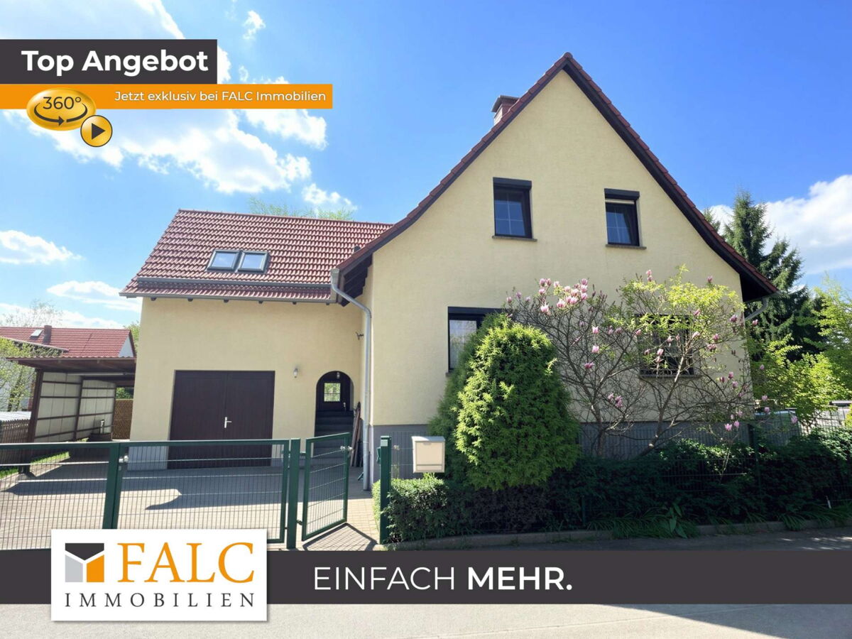 Hofeingang / Vorderseite mit Garage
