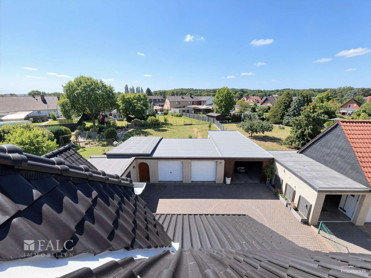 2 Garagen und Carport