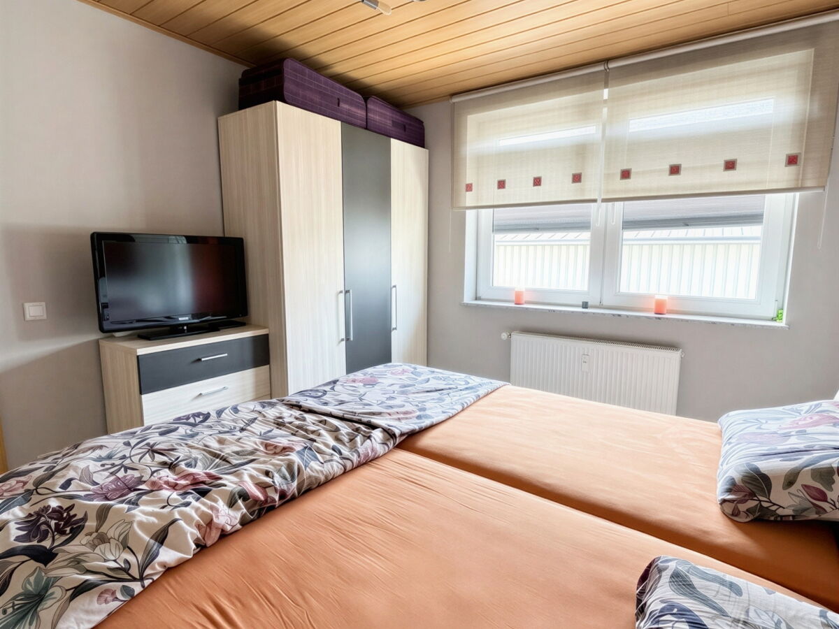 Schlafzimmer 1 