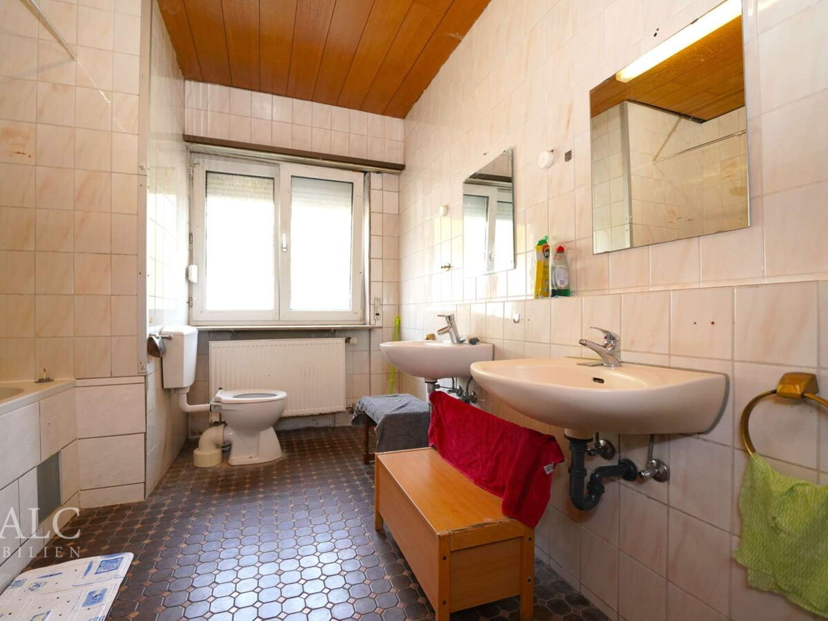 Badezimmer (EG)