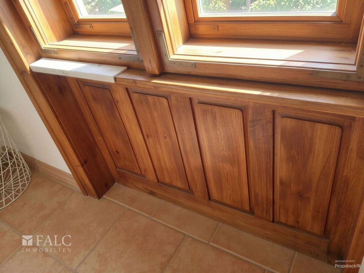 Fenster mit Holzverkleidung 