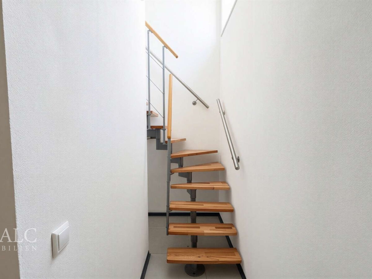 Treppe von Kellerwohnung zu EG