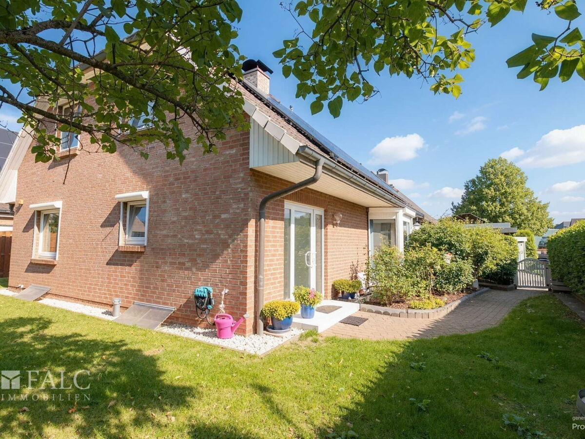 Außenansicht mit Garten - (KI generiert)