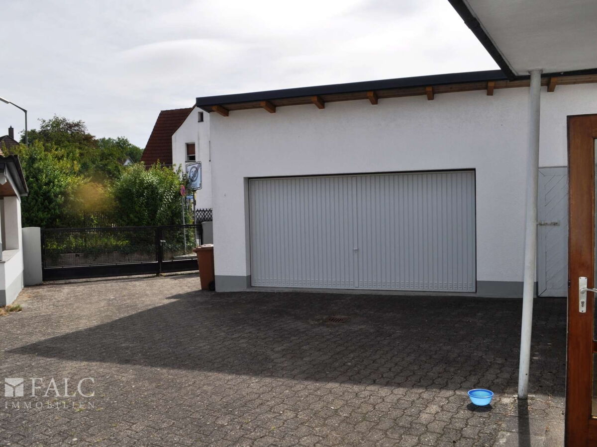 Einfahrt mit Doppelgarage