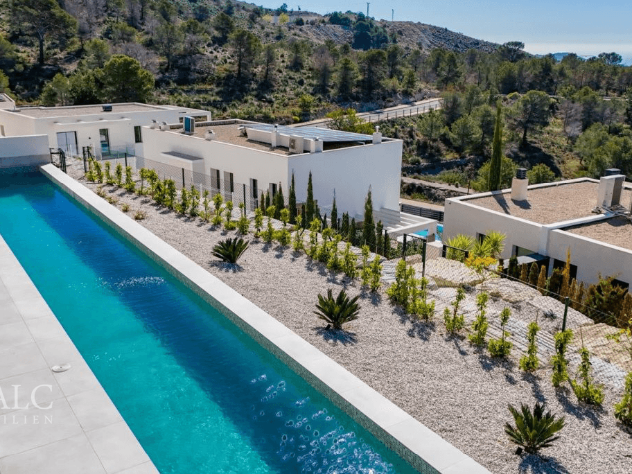 Außenansicht mit Pool / Exterior view with pool / Vista exterior con piscina