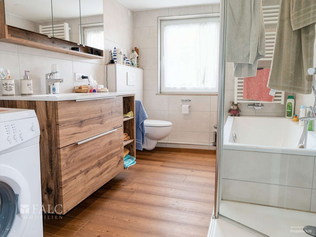 Wohnung 3: 1. OG-Badezimmer