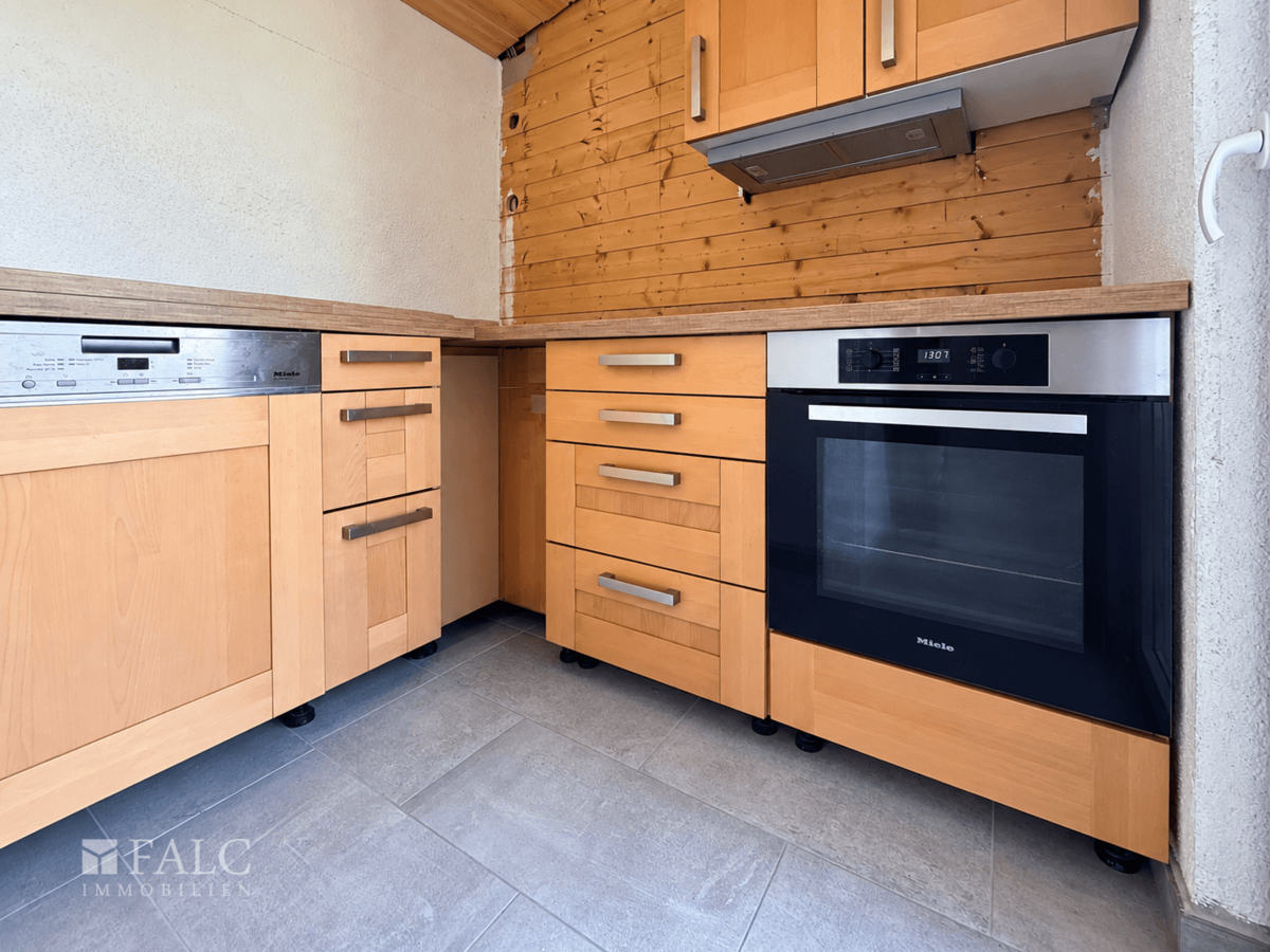 Aufgeräumte moderne Küche mit Holzfronten