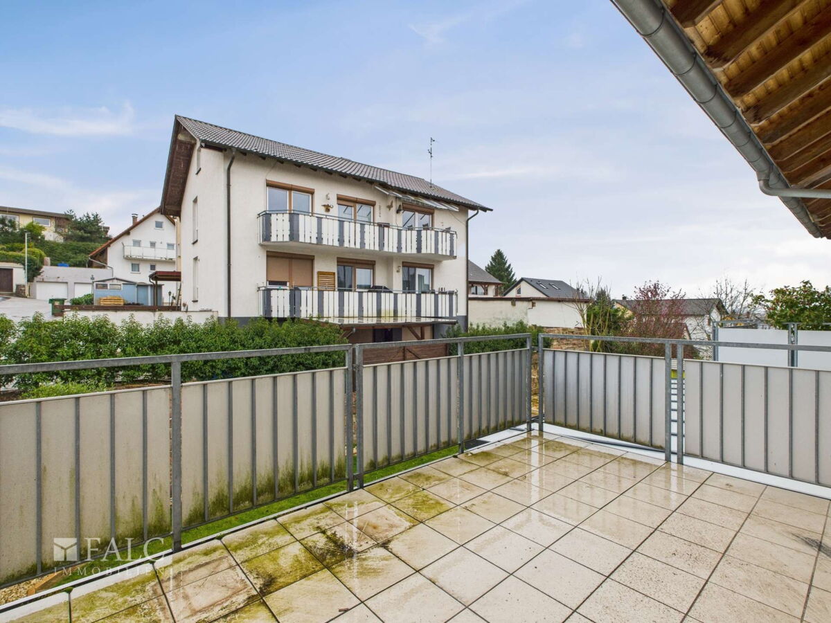 großer Balkon hinten