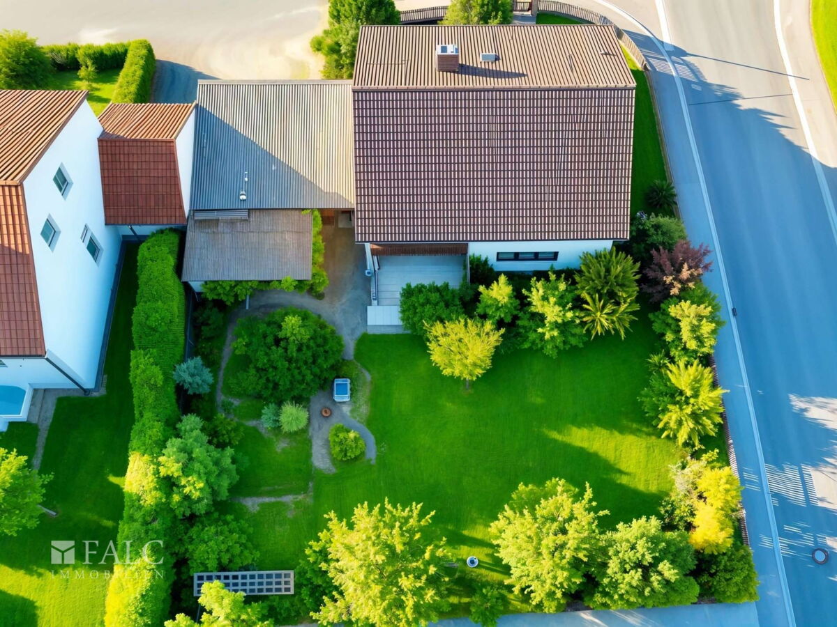 Drohnenaufnahme - Draufsicht - Haus mit Garten - (KI optimiert)