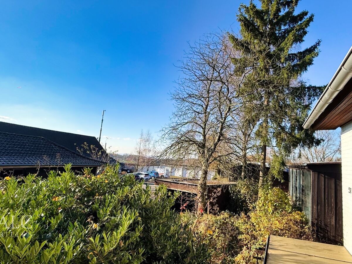 Grundstücksansicht nach hinten 