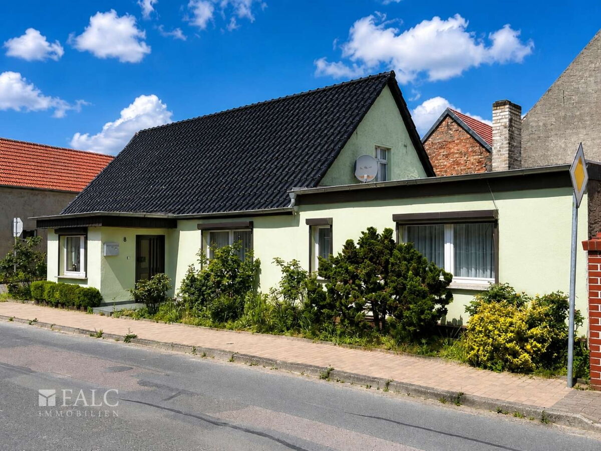 Wohnhaus Straßenansicht