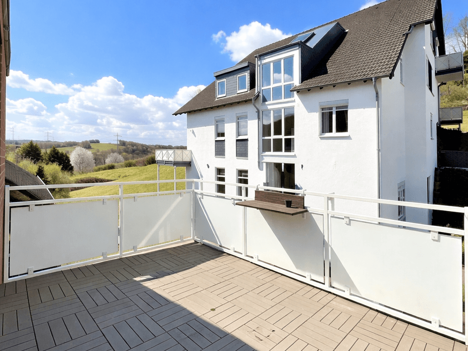 Moderne Balkon mit ländlichem Ausblick
